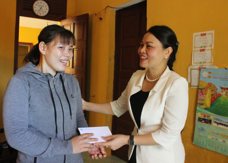 Chủ tịch Hội LHPNVN Nguyễn Thị Thu Hà thăm hỏi, động viên hội viên phụ nữ trên đảo Sinh Tồn.