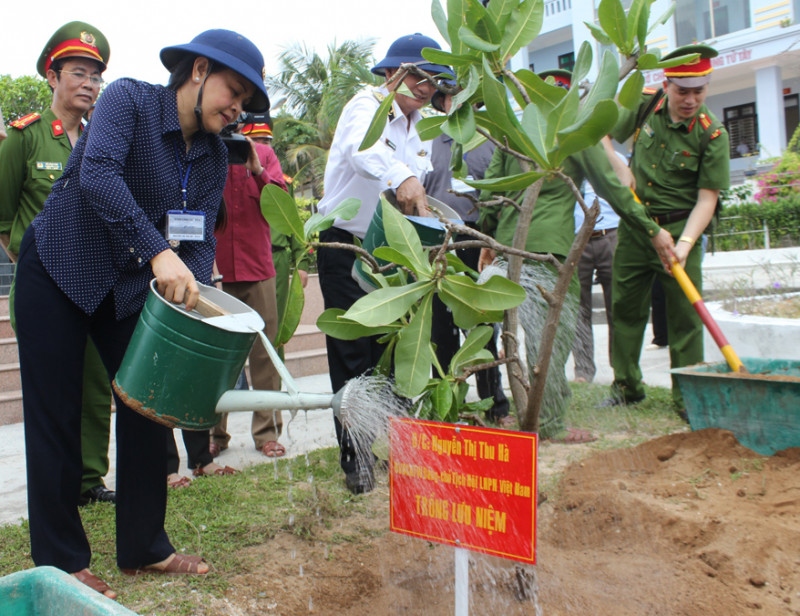Chủ tịch Hội LHPNVN Nguyễn Thị Thu Hà (bìa trái) trồng cây kỷ niệm tại đảo Song Tử Tây.