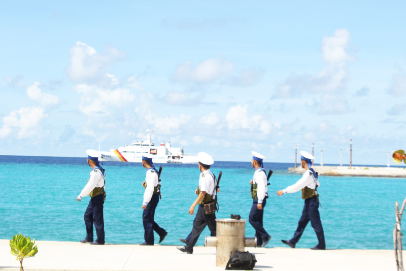 Những chiến sĩ đảo Sinh Tồn tuần tra biển.