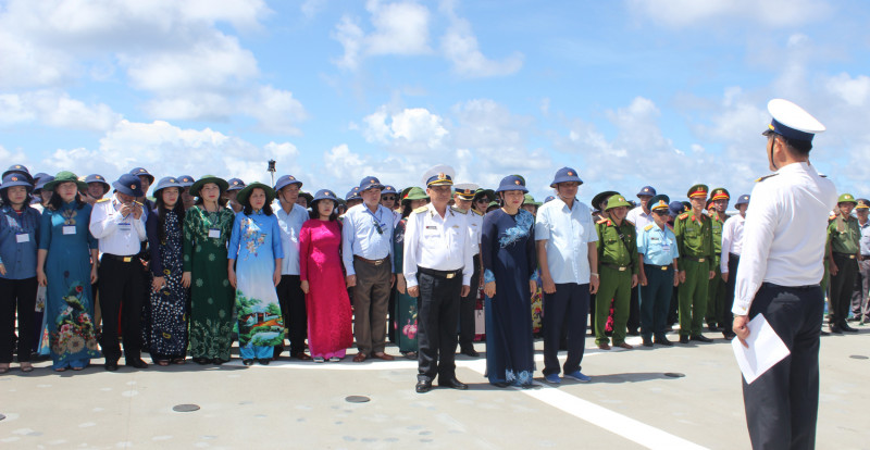 Ủy viên Trung ương Đảng, Chủ tịch Hội LHPNVN Nguyễn Thị Thu Hà cùng các thành viên trong đoàn làm lễ dâng hương tưởng niệm các anh hùng liệt sĩ hy sinh tại quần đảoTrường Sa.