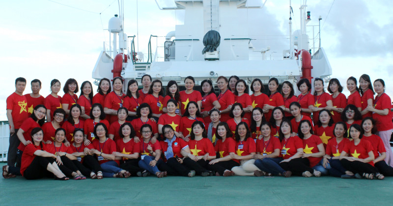 Đoàn công tác Hội LHPNVN chụp hình kỷ niệm trên tàu KN 490.