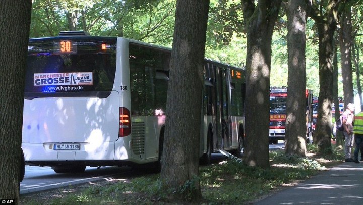 Các nhân chứng cho biết một người đàn ông ngoài 30 tuổi đã dùng dao tấn công hành khách trên một xe buýt, làm nhiều người bị thương. Chiếc xe nói trên đang trên đường tới bãi biển Travemuende gần thành phố Luebeck.  