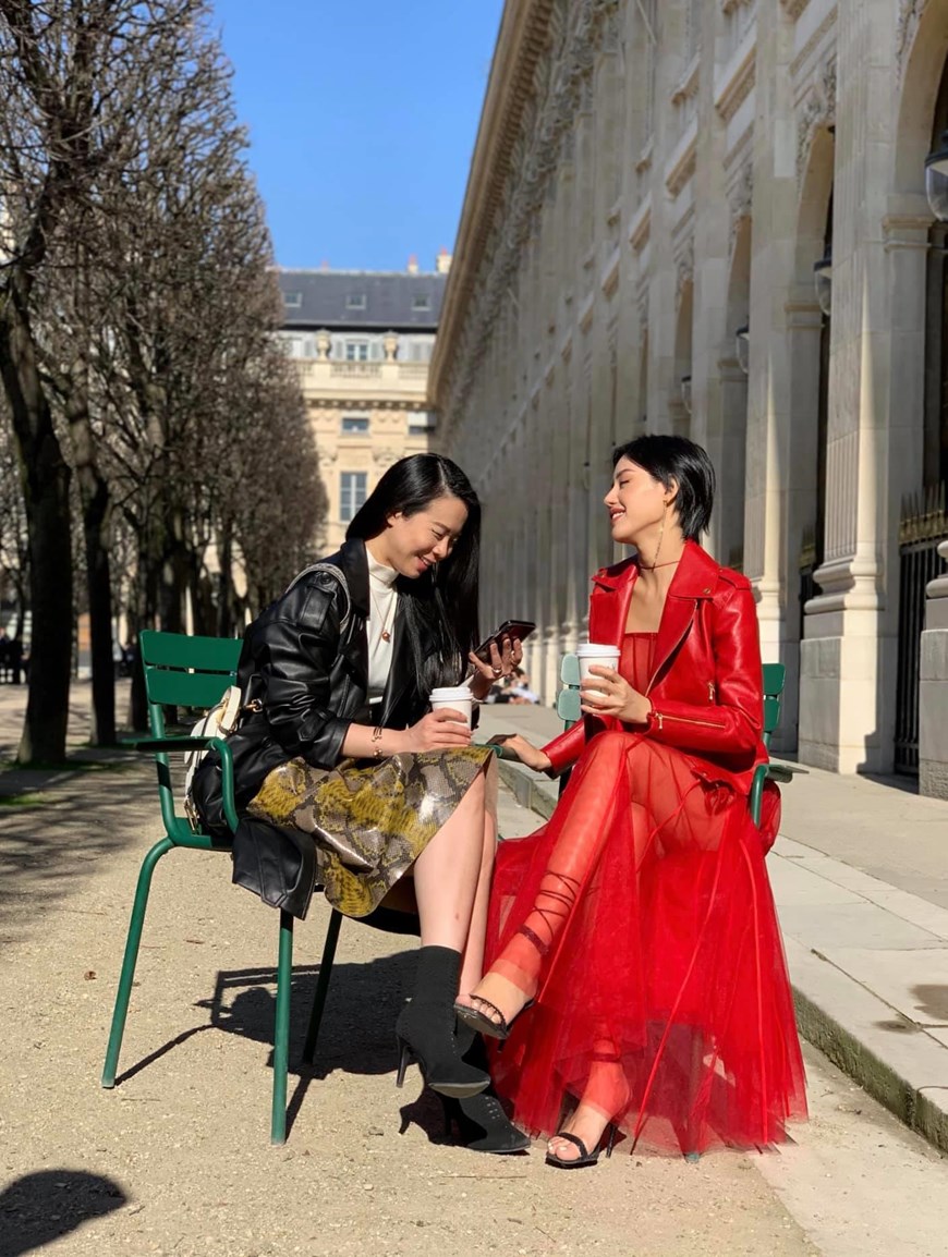 Ấn tượng với phong cách thời trang và bộ cánh đỏ rực của Khánh Linh, Yutopia đã lập tức mời cô phỏng vấn cho tạp chí này. 