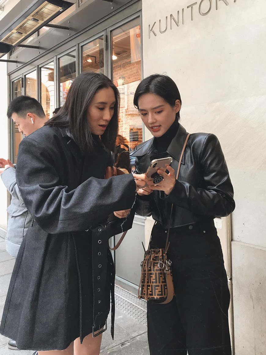 Vài hôm sau, Khánh Linh được may mắn gặp Eva Chen - Giám đốc đối tác thời trang (Director of Fashion Partnerships) của Instagram - khi xếp hàng vào một nhà hàng mì udon 'hot' nhất Paris. Khánh Linh được Eva khen ngợi rất nhiều về bộ trang phục của mình. 
