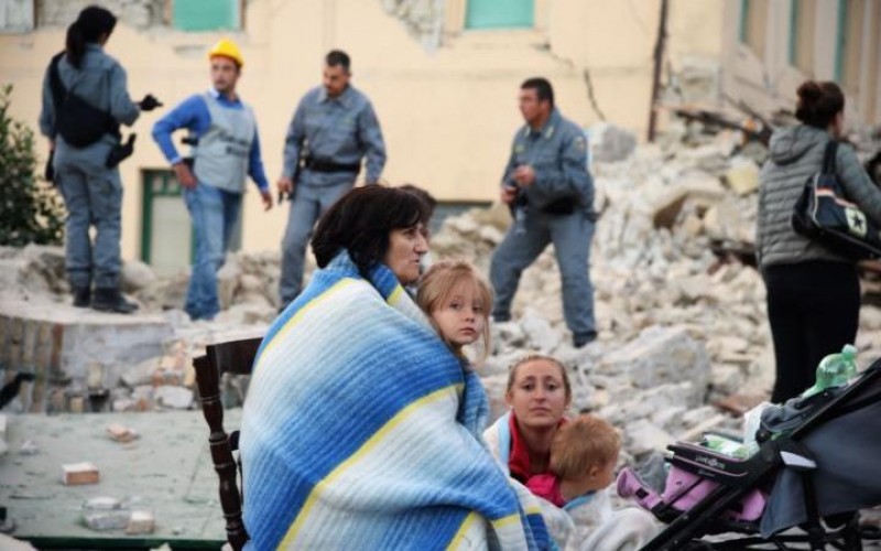 Hãng tin Mỹ CNN dẫn lời một số quan chức Italia cho biết số người thiệt mạng hiện được ghi nhận là ít nhất 38 người, trong đó có 2 em nhỏ sinh sống tại 3 khu làng Amatrice, Accumoli và Arquata del Tronto thuộc khu vực đồi núi giữa Lazio. Số người bị thương hiện chưa thể thống kê được. Trưởng thị trấn Amatrice Sergio Pirozzi cho biết tình hình không khả quan, rất nhiều người thiệt mạng trong khi công tác cứu hộ vẫn đang được tiến hành nhưng cũng gặp nhiều khó khăn. Vẫn còn nhiều người mất tích ở cả 3 khu vực có người thiệt mạng.