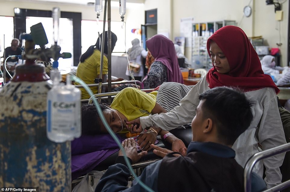 Rizal Alimin, một bác sĩ làm việc cho Tổ chức phi chính phủ Aksi Cepat Tanggap, chia sẻ với tờ The Telegraph: “Rất nhiều trẻ em bị bệnh sốt, đau đầu và chúng tôi không có đủ nước
