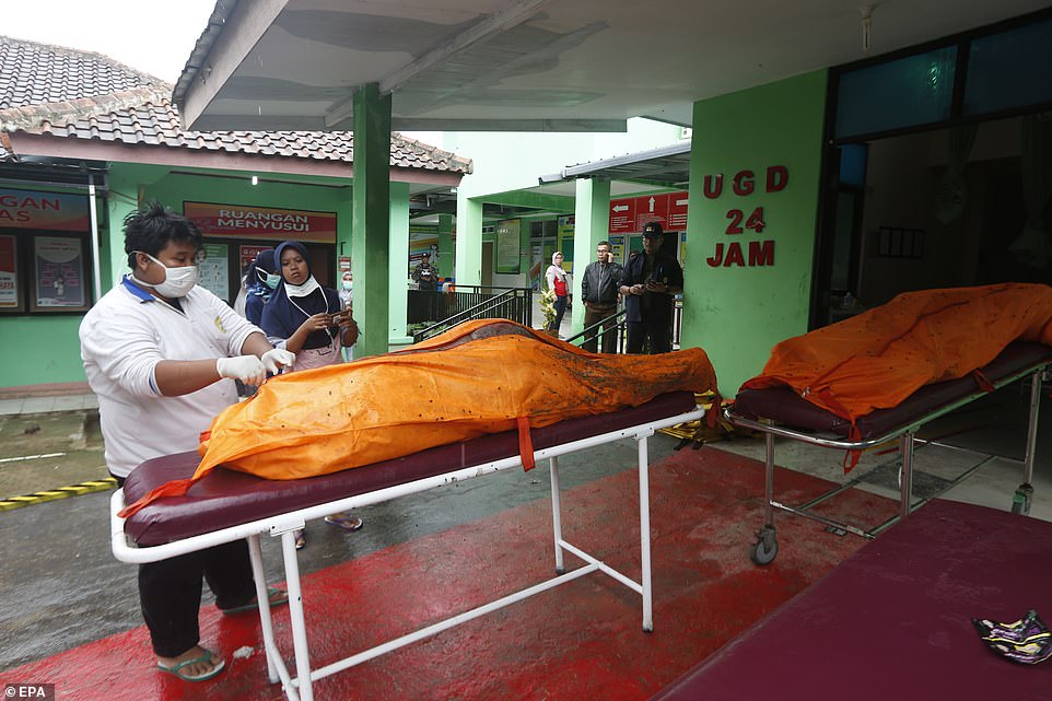 Cơ quan chức năng Indonesia thông tin, con số người tử vong do cơn sóng vừa qua đã lên đến 429 và còn 128 người mất tích. Tuy nhiên, họ thừa nhận những người này không còn khả năng sống sót. 