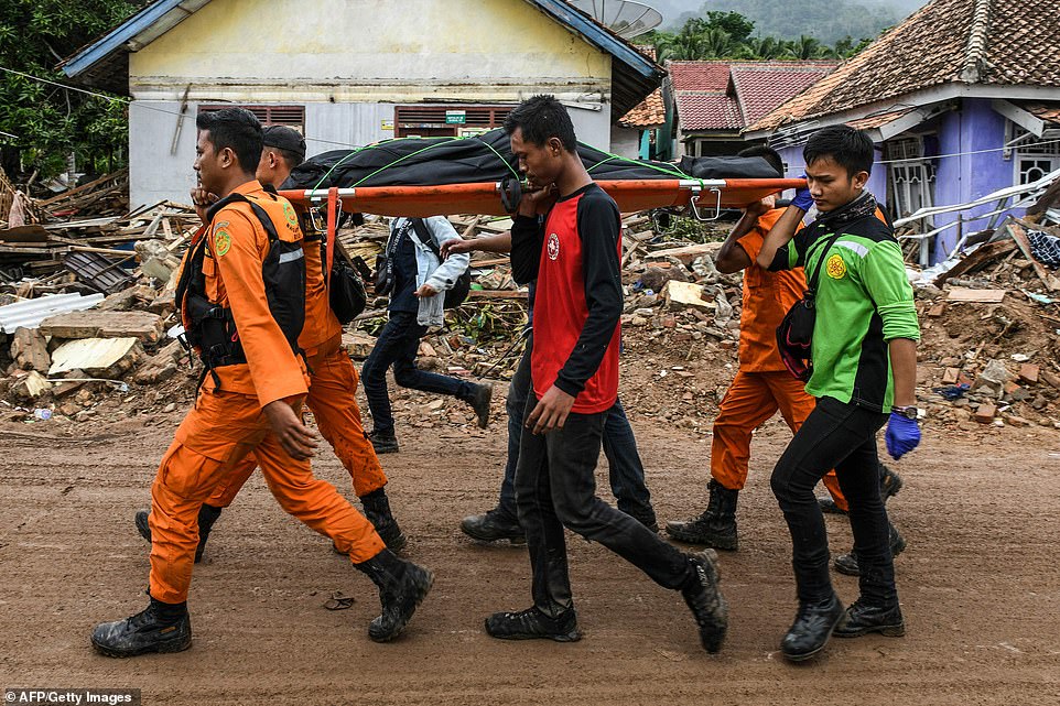 Ông Sutopo Purwo Nugroho, phát ngôn viên của Cơ quan Giảm nhẹ Thiên tai Quốc gia Indonesia, cho biết đường và cầu dẫn đến một số ngôi làng đã bị cắt đứt, hư hỏng nặng khiến việc tiếp tế trở nên vô cùng khó khăn. Quân đội, nhân viên chính phủ và tình nguyện viên đang tiến hành tìm kiếm các thi thể dọc theo các bãi biển và đựng thi thể bằng túi màu vàng, cam và đen, để những gia đình có người thân bị mất tích đến xác định danh tính.