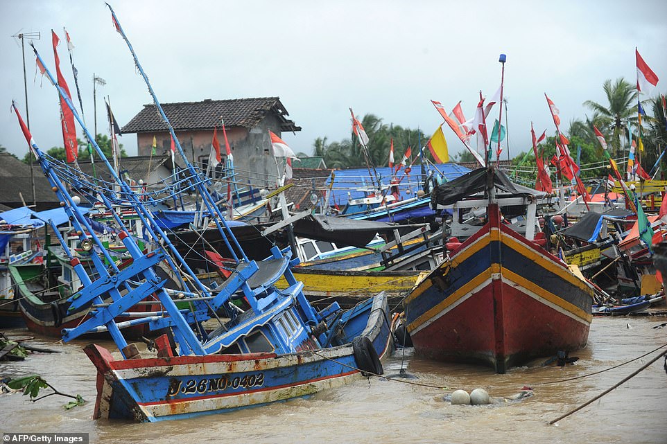 Trước đó, hàng ngàn người được cho là đã bị giết bởi một trận động đất và sóng thần tấn công đảo Sulawesi vào tháng 9 và một trận động đất trước đó trên đảo Lombok cũng đã cướp đi sinh mạng của 505 người vào tháng 8.