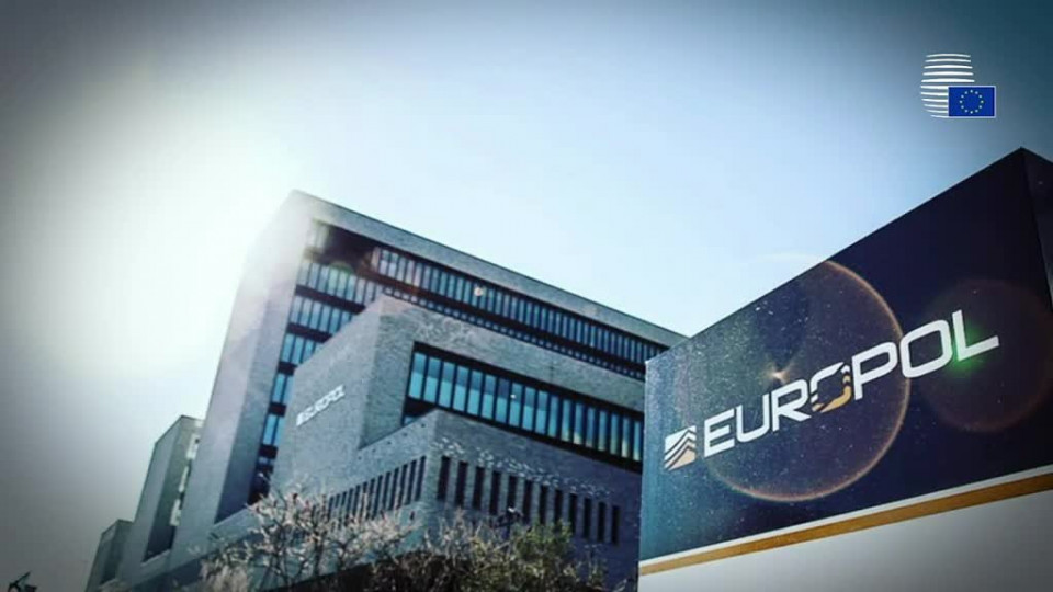 Tổ chức Europol đặt trụ sở tại La Hay (Hà Lan), có nhiệm vụ chính là hỗ trợ 28 nước thành viên EU trong công tác chống các tổ chức tội phạm quốc tế và chống khủng bố. Ở vị trí giám đốc Europol, bà De Bolle chia sẻ: 