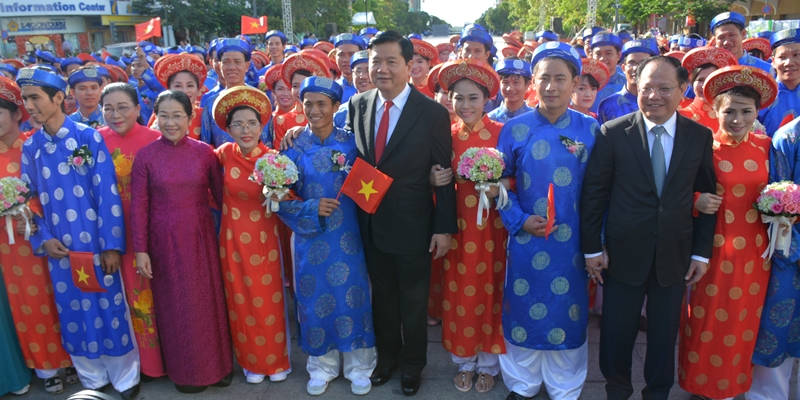 Bí thư Thành ủy TP.HCM Đinh La Thăng cùng lãnh đạo TP.HCM cũng đến chúc mừng hạnh phúc cho 100 đôi uyên ương.