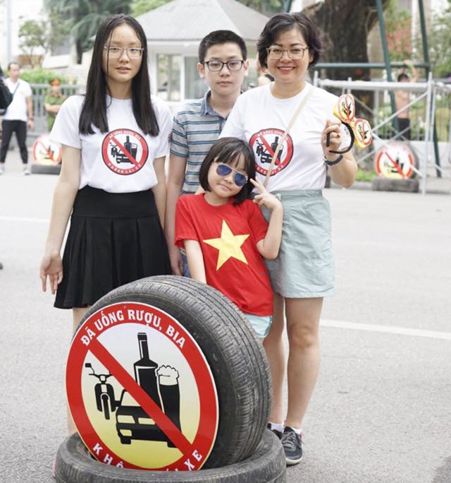 Chị Đức Hạnh, một thành viên của cộng đồng PTTH Hà Nội khóa 1991-1994 cùng các con tham gia đi bộ với mong muốn thông điệp “Đã uống rượu bia - không lái xe” được lan tỏa mạnh mẽ trong cộng đồng, góp phần giảm thiểu tai nạn giao thông. 