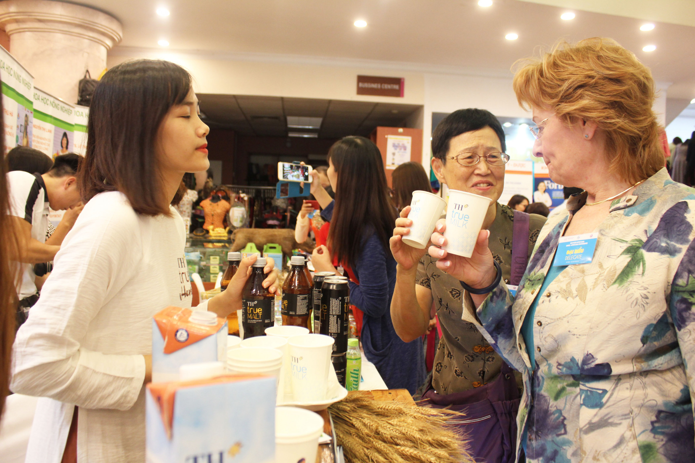 Chủ tịch Mạng lưới quốc tế các nhà khoa học và kỹ thuật nữ Gail G. Mattson và Chủ tịch Mạng lưới các nhà khoa học nữ Châu Á - Thái Bình dương Chia-Li Wu tấm tắc khen sữa Việt Nam.


