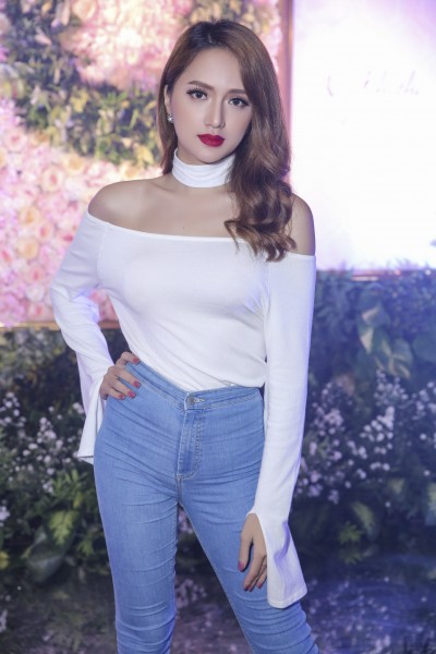 Hương Giang Idol chọn cho mình phong cách nóng bỏng trong thiết kế đơn giản quần jeans kết hợp áo thun hở vai nhưng tô đậm phong cách của mình
