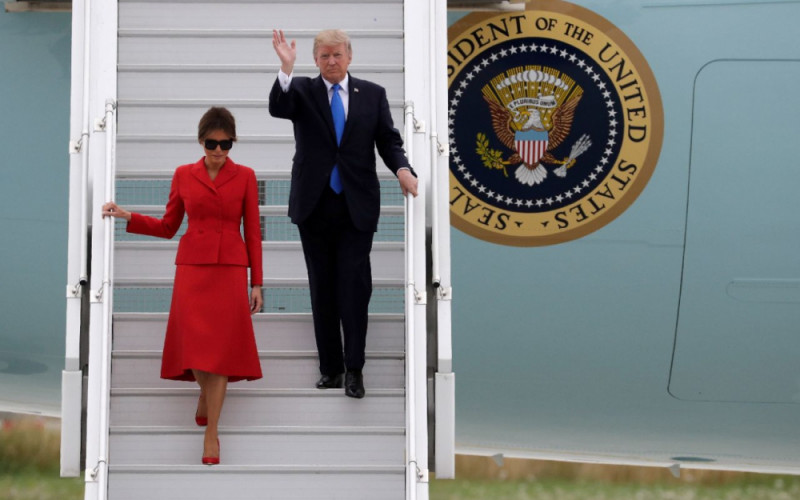 Ngày 13/7, Tổng thống Donald Trump và phu nhân Melania Trump đã đặt chân xuống sân bay Charles de Galle, bắt đầu chuyến thăm chính thức Pháp 2 ngày.

