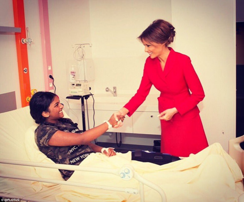 Sau chuyến thăm tới bệnh viện, bà Melania đã chia sẻ một bức ảnh trên mạng xã hội Twitter, chụp bà bắt tay một trong số các bệnh nhi. 