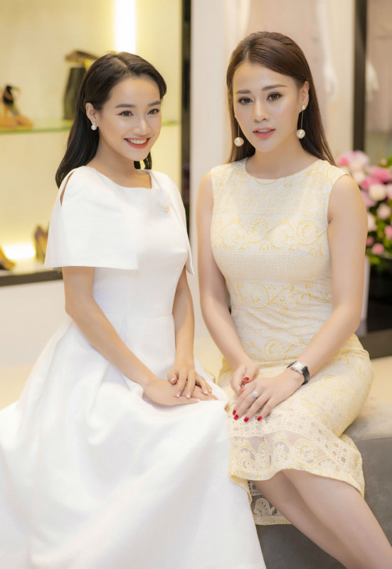 Trong event, Phương Oanh có dịp đọ nhan sắc với bà xã tương lai của Trường Giang. Cả hai đều là “con cưng” của Trung tâm sản xuất phim truyền hình Việt Nam khi thường xuyên góp mặt vào những tác phẩm gây sốt trong 2-3 năm trở lại đây. 