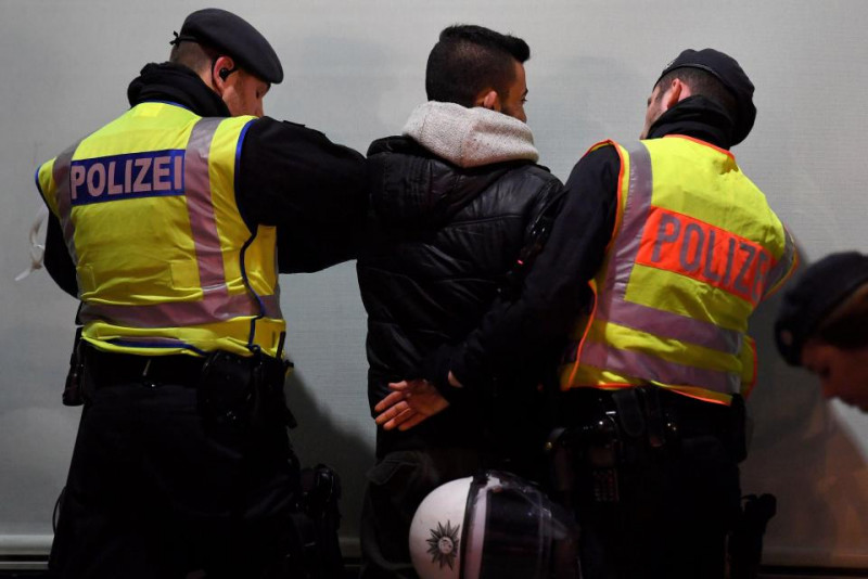 Ở Cologne, 9 phụ nữ cho biết họ đã bị sàm sỡ tại thời điểm tham gia sự kiện đón Giao thừa mừng năm mới. Cảnh sát Đức đã xác định danh tính đồng thời đã bắt giữ các nghi phạm.

