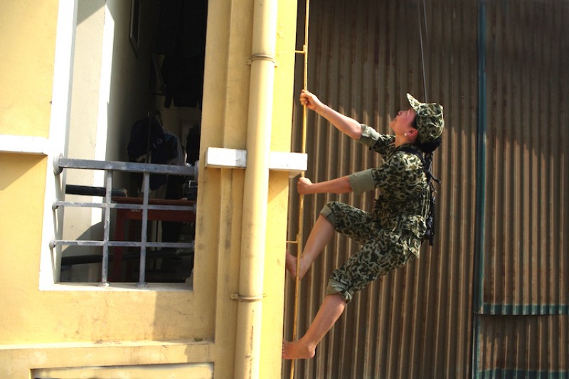 Trung uý Nguyễn Thị Diệu Anh trong bài tập leo nhà cao tầng chống khủng bố.