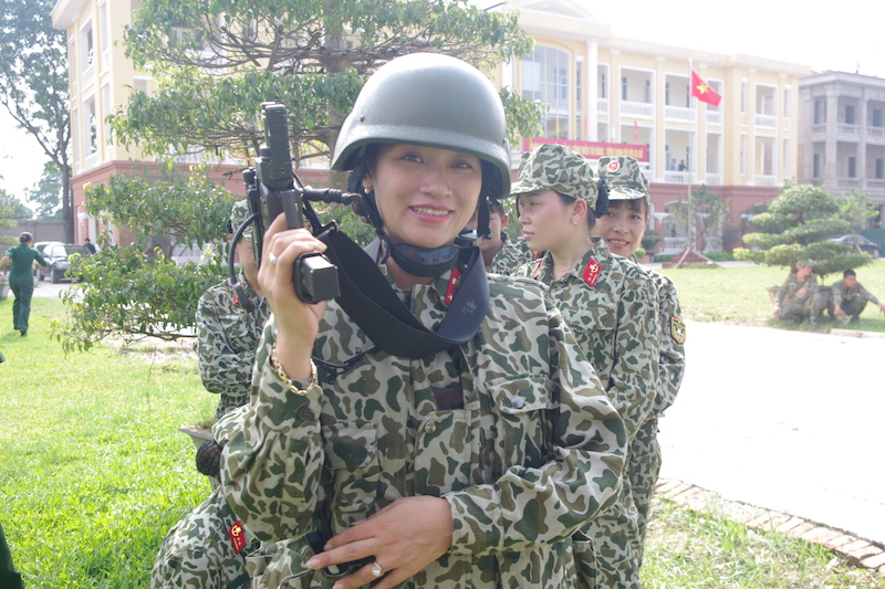 Trung uý CN Lê Thị Thu Huyền trong phút giải lao giữa giờ huấn luyện.