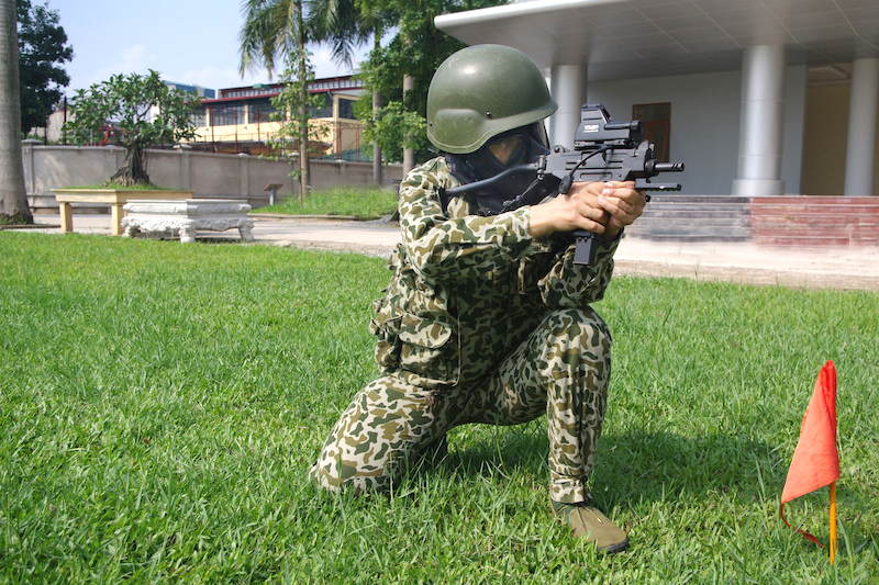 Trung uý Lê Thị Thu Huyền thao tác bắn súng Uzi.