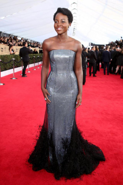 Lupita Nyong'o rạng rỡ trong chiếc váy ánh bạc nổi bật. 