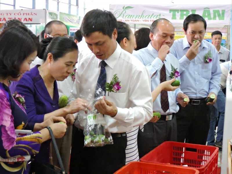 Bà Hoàng Thị Ái Nhiên (người thứ hai từ trái sang), Phó Chủ tịch Thường trực Hội LHPN Việt Nam, cùng lãnh đạo các bộ, ngành thưởng thức những sản phẩm an toàn khi dự khai mạc Tuần lễ Nông sản an toàn. 