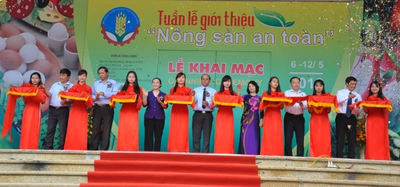 Cắt băng khai mạc Tuần lễ Nông sản an toàn tại Triển lãm Nông nghiệp số 489 đường Hoàng Quốc Việt, Hà Nội.