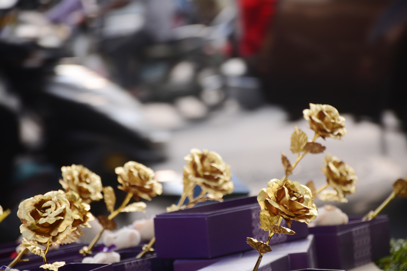 Những bông hồng vàng với giá 150.00 - 200.000 đồng/bông xuất hiện nổi bật trên đường Nguyễn Văn Cừ.