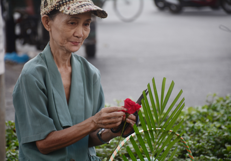 Hoa tươi các loại, hoa giấy, sổ lưu niệm, thú bông, gối ôm... được rất nhiều người báy bán. 