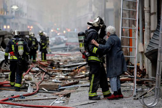 Một nhân chứng nữ cho biết cô nghe tiếng nổ lớn. Sau đó, vụ nổ đã phá hủy một số tòa nhà và một đám cháy lớn đã đe dọa toàn bộ khối nhà trước khi ngọn lửa bị dập tắt. Căn hộ của cô hư hại nặng. Cô may mắn được lính cứu hộ đưa đi sơ tán.