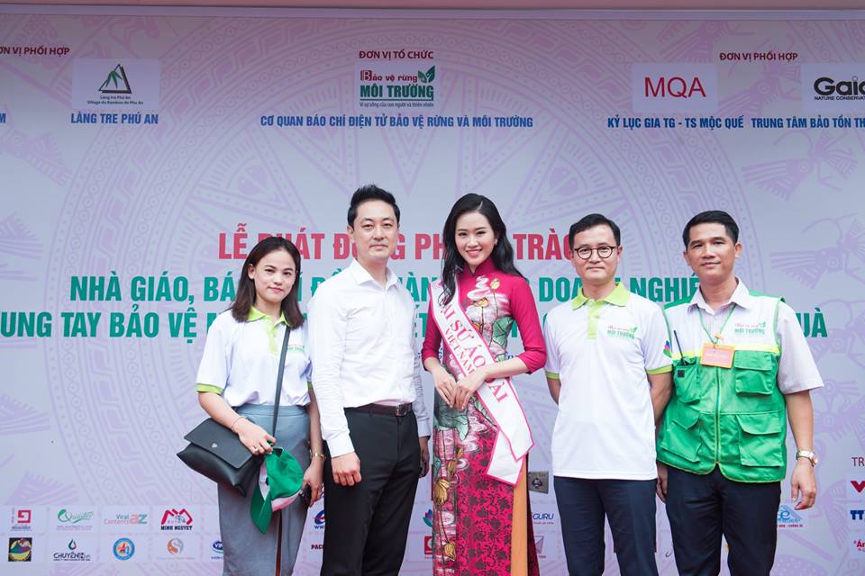 Mới đây, Á khôi Miss Photo 2017 đã tham gia sự kiện “Báo chí cùng doanh nghiệp chung tay bảo vệ môi trường vì sự sống của con người và thiên nhiên”, kết hợp tặng quà từ thiện cho học sinh có hoàn cảnh đặc biệt khó khăn vượt khó học giỏi, chăm ngoan, có ý thức bảo vệ môi trường tại tỉnh Bình Dương. 