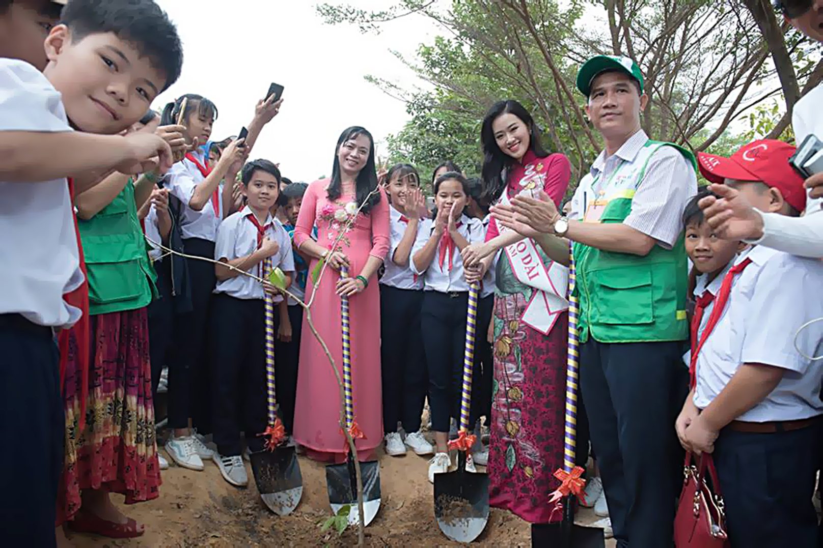 Bên cạnh đó, Á khôi Thạch Thảo chung tay cùng thầy cô và học sinh nhà trường trồng cây, quan tâm tới sự thay đổi của môi trường và khí hậu, bảo vệ cuộc sống xanh - sạch - đẹp.