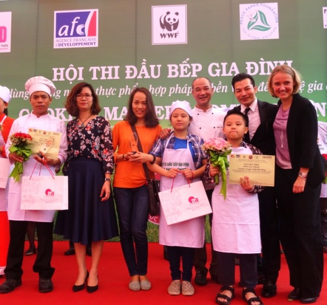 Đầu bếp Masterchef Việt Nam Phạm Tuấn Hải, bà Phạm Thị Hương Giang - Giám đốc Trung tâm Phụ nữ và Phát triển, bà Madelon Willemsen - Trưởng Đại diện Tổ chức TRAFFIC tại Việt Nam đã trao Giải đặc biệt cho cô đầu bếp nhỏ tuổi Nguyễn Trang Thanh Tâm (13 tuổi) học lớp 7A3 trường Alpha School (Q.Cầu Giấy, Hà Nội).