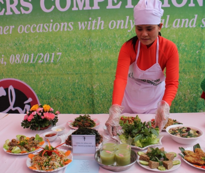 Có 7 đội thi nấu ăn tham gia tranh tài đến từ đại diện Hội nữ doanh nghiệp nhỏ và vừa thành phố Hà Nội, Ngôi nhà Bình yên, Trung tâm Phụ nữ và Phát triển....