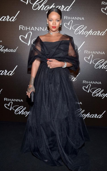 Rihanna cổ điển nhưng không kém phần nổi bật với bộ trang sức tự thiết kế.