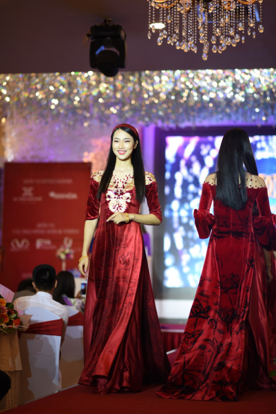 Trong đêm “Gala Dinner Hội ngộ doanh nhân 2017” vừa được tổ chức tại Hà Nội, người đẹp Thủy Tiên trình diễn chiếc áo dài dát vàng gắn kim cương trị giá 20.000 USD (khoảng 460 triệu đồng) vì mục đích đấu giá từ thiện. 