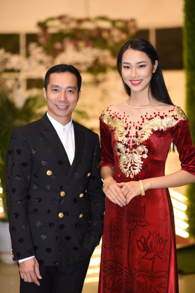 Đây là lần thứ 2 Người đẹp Nhân ái Thủy Tiên nhận lời trình diễn áo dài của NTK Đỗ Trịnh Hoài Nam tại Hà Nội. Cô là một người em, một người học trò thân thiết của NTK nổi tiếng này.
