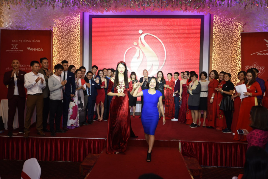 Nhà hảo tâm, doanh nhân Phạm Thị Kim Thơm đã đấu giá thành công với mức giá 460 triệu đồng chiếc áo dài dát vàng của NTK Đỗ Trịnh Hoài Nam