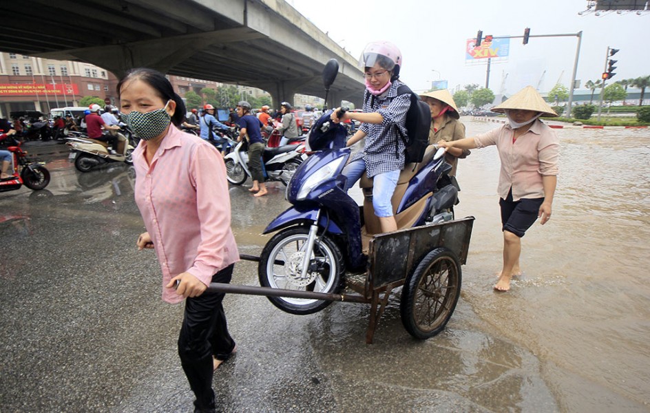 Mỗi mùa ngập lụt lại là cơ hội để dịch vụ mới nở rộ