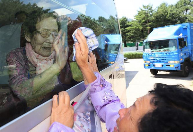  “Đừng khóc, tạm biệt con nhé!”, cụ Han Shin-ja (99 tuổi, người Hàn Quốc) nói với đôi mắt ngấn lệ khi ngồi trên xe buýt vẫy chào các con gái. “Mẹ ơi, mẹ nhớ giữ gìn sức khỏe nhé!”, bà Kim Kyong-yong (71 tuổi) đáp lời mẹ. 