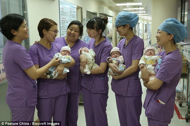 Đây không chỉ là niềm hạnh phúc của gia đình mà còn là niềm vui của đội ngũ bác sĩ, y tá trong bệnh viện. Trước khi mang bầu 4 bé gái này, chị Wu đã có một cậu con trai và một con gái. Giờ đây, chị Wu đang lo lắng vì không biết sẽ phải chăm sóc cho cả 6 đứa trẻ như thế nào.
