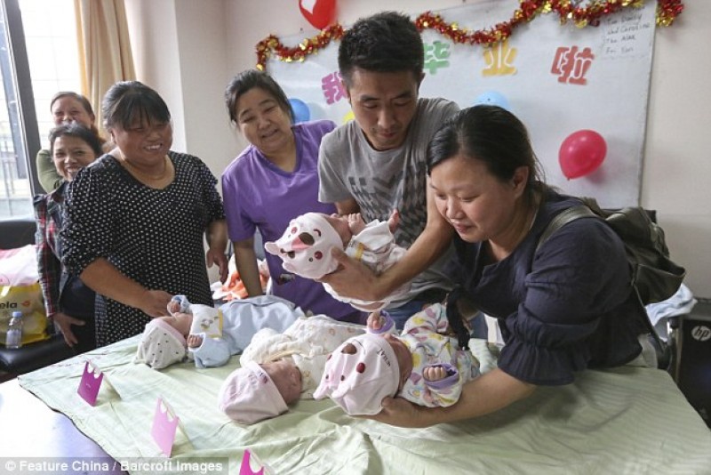 Khi được bác sĩ thông báo mang thai tư, chị Wu Weiqing vô cùng lo lắng cho sức khỏe của các con nên quyết định đến Thượng Hải sinh con để đảm bảo an toàn hơn. Chị đã được các bác sĩ tại Bệnh viện Phụ sản trường Đại học Fudan ở Thượng Hải chỉ định sinh theo phương pháp mổ đẻ ngày 7/7 sau 31 tuần mang thai. 4 bé gái lần lượt ra đời trong niềm vui sướng vỡ òa của cả gia đình. 