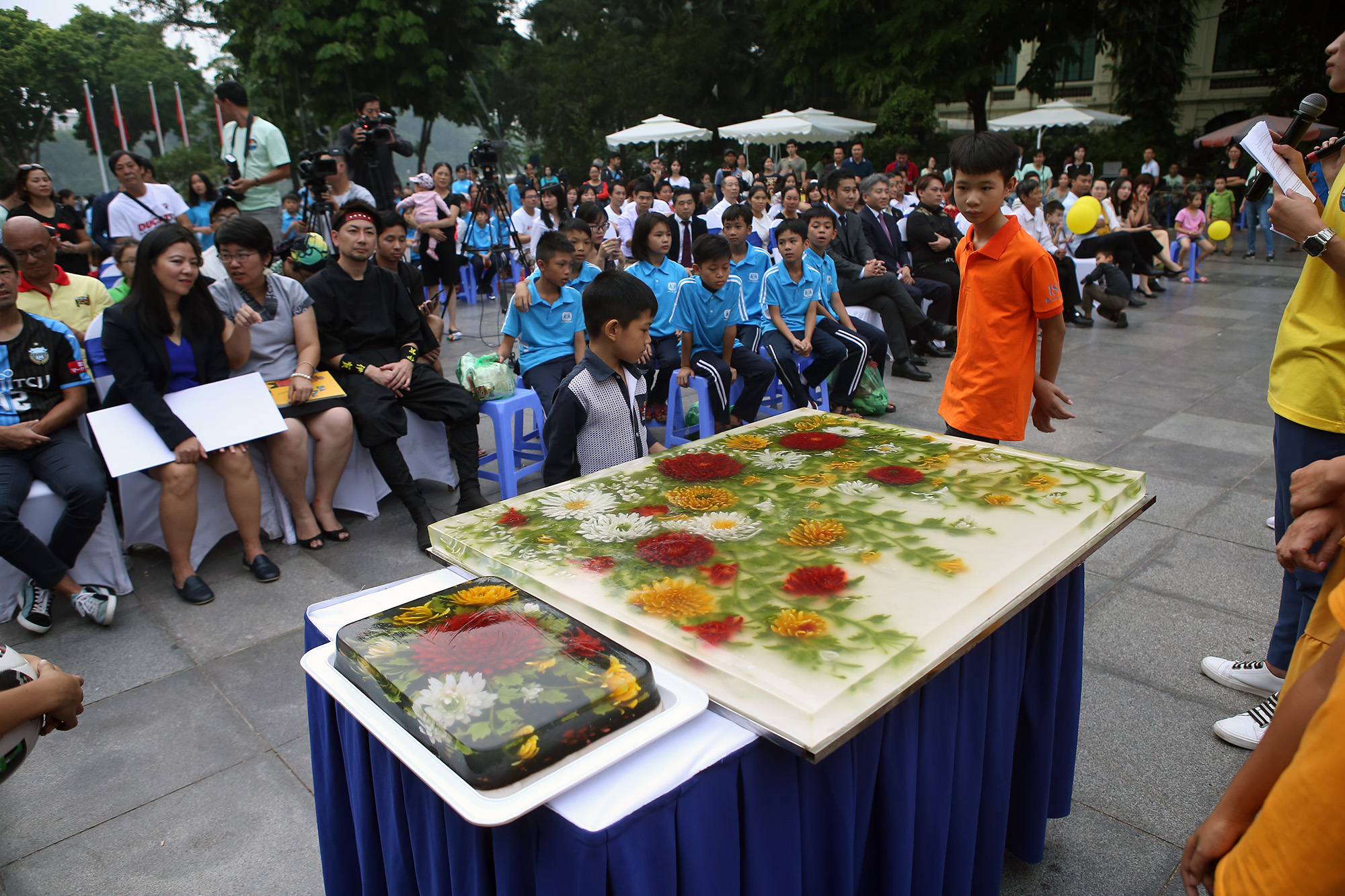 Thạch hoa khổng lồ của nghệ nhân Kiều Vân và Huyền Đào - 2 trong số những nghệ nhân làm bánh rau câu 3D đầu tiên ở Hà Nội. 2 nữ nghệ nhân tặng bánh cho chương trình với mong muốn góp sức nhỏ ủng hộ trẻ em ảnh hưởng bởi tai nạn giao thông. Tất cả nguyên liệu làm bánh đều tự nhiên, tốt cho sức khỏe.