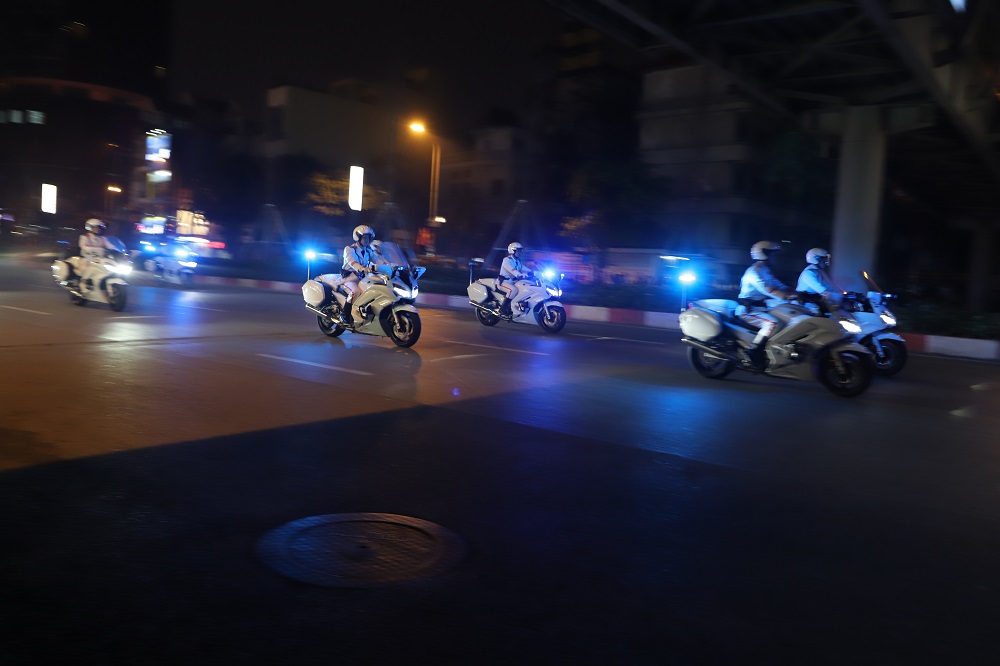 21h37 phút, đoàn xe cảnh sát dẫn đoàn đã bắt đầu chạy qua tuyến phố Trần Duy Hưng để đưa đoàn xe của ông Donald Trump về khách sạn JW Marriott.