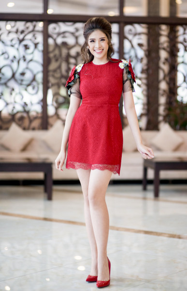 Với vai trò MC, Phan Hoàng Thu lựa chọn 1 chiếc đầm ren hoa nổi màu đỏ khá bắt mắt. Chiếc đầm với thiết kế ôm sát và chân váy ngắn giúp người đẹp khoe trọn đôi chân dài và vóc dáng đồng hồ cát.