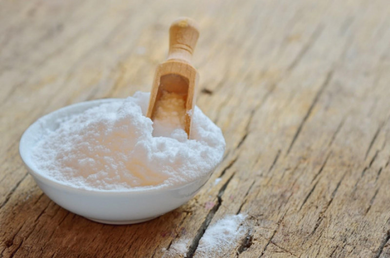 Baking Soda: rất hiệu quả để làm sạch và trắng da. Dùng một muỗng Soda trộn với sữa xoa lên những vùng da tối màu rồi chà xát theo hình tròn mỗi ngày 2 lần. Chỉ một thời gian ngắn sau những vùng da đó sẽ sáng dần lên.