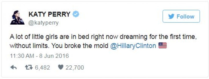 Katty Perry thậm chí còn chúc mừng bà Hillary Clinton trên cả tài khoản Twitter và Instagram của mình. Trên Twitter cô viết: “Nhiều cô gái nhỏ đang nằm trên giường và mơ về lần đầu tiên, không còn giới hạn. Bà đã phá vỡ mọi khuôn mẫu”.