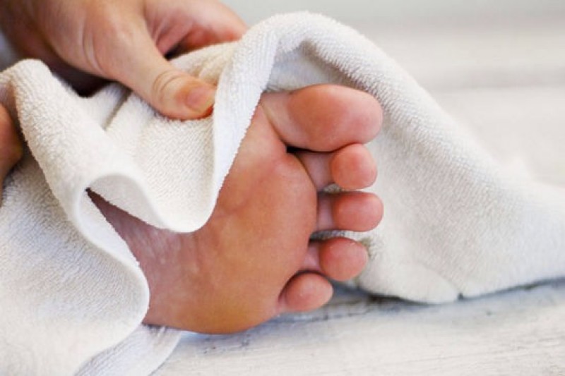 Lau chân thật sạch và khô giúp hạn chế tối đa vi khuẩn gây mùi