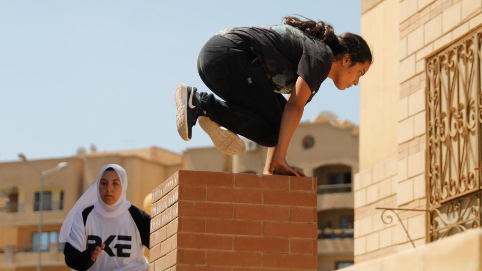 Phụ nữ Ai Cập thách thức các chuẩn mực và định kiến xã hội khi tham gia tập luyện môn Parkour. Đây là một trò chơi cảm giác mạnh với các pha biểu diễn mạo hiểm.